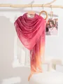 Dettaglio dello scialle paisley sottile con sfumatura rosso-arancio su un ramo - Rosa Rosso