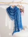 Dettaglio della trama della sciarpa in pizzo blu a fiori su una gruccia in legno - 180*90CM / Blu