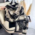 Sciarpa pashmina classica beige e nera con motivo a cavallo e bordi con frange - 190x65cm / Nero