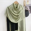 Texture dettagliata della sciarpa di raso verde chiaro con elegante lucentezza serica - Verde Fagiolo