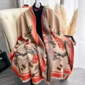 Scialle tipo cashmere con motivi floreali rossi e frange su sfondo crema elegante - Arancione