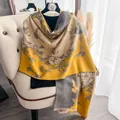 Dettaglio di sciarpa a blocchi di colore con pannelli gialli e grigi e motivi floreali - Giallo