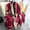 Sciarpa jacquard con foglie di ginkgo e nappe, stile pashmina bordeaux e beige - Righe Floreali Rosse