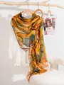 Pañuelo de seda con estampado artístico de graffiti naranja y amarillo en percha - Estilo Remolino Naranja