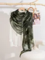 Dettaglio di un foulard sottile in seta verde a righe su una camicia bianca e ramo d'arte - 180*90CM / Verde