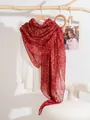 Dettaglio della sciarpa floreale rossa vintage su camicia bianca per un look estivo - 180*90CM / Rosso
