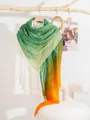 Dettaglio di una sciarpa estiva leggera con motivo paisley sfumato verde e arancio - Verde