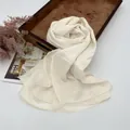 Elegante scialle plissettato crema con trama stropicciata verticale su vassoio - 70x175cm / Beige