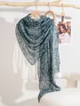 Dettaglio di sciarpa grigio-blu trama lino motivo pietra su gruccia di legno - Sciarpa Sottile Motivo Pietra-Blu