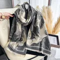 Sciarpa bicolore grigia e beige stile cashmere con motivi a cavallo disegnati e nappe - Grigio
