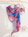 Detalle de bufanda de seda con estampado abstracto sobre una camisa blanca de vestir - Estilo Remolino Morado