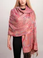 Dettaglio del motivo jacquard paisley e delle frange su una morbida sciarpa pashmina - Rosa