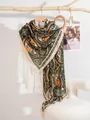 Dettaglio di sciarpa verde bosco con stampa paisley e rifiniture beige sui bordi - Paisley a Vite - Verde Scuro