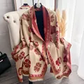 Scialle reversibile in finto cashmere con motivo jacquard a quadrifoglio e nappe fini - Taglia unica / Rosa