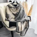 Dettaglio del motivo jacquard equestre e frange sulla morbida sciarpa in cashmere - 190x65cm / Grigio