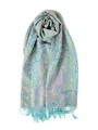 Dettaglio della sciarpa pashmina celeste con stampa paisley colorata e frange - Acqua