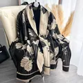 Elegante scialle in cashmere jacquard floreale nero e beige con dettagli di frange - Righe Floreali Nere