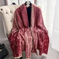Scialle in cashmere rosso e beige con motivo geometrico a piume e frange sottili - Rosso