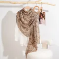 Elegante sciarpa sottile in cotone e lino con motivo marmorizzato drappeggiata su un ramo - Sciarpa Sottile Motivo Pietra-Cachi