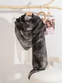 Dettaglio di sciarpa leggera con texture astratta a inchiostro su gruccia in legno - 180*90CM / Nero e Grigio