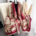 Scialle etnico in cashmere con motivi floreali di prugno e bordi con frange retrò - Rosso