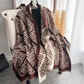Dettaglio della sciarpa in finto cashmere con motivo greco geometrico e frange morbide - Marrone Caffè