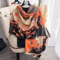 Sciarpa vintage francese con motivi a farfalla e morbidi bordi a frange - Arancione Nero
