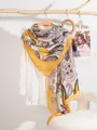 Dettaglio della sciarpa boho con stampa paisley appesa con luce naturale e morbida - Totem Paisley - Giallo