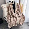 Detalle de bufanda de punto beige y marrón con diseño geométrico y flecos finos - Estilo Cuadros (Bufanda Tian Zige-Caqui) / Caqui