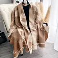 Elegante sciarpa jacquard floreale color cammello con frange su una gruccia nera - Righe Floreali Cachi