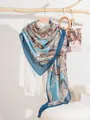Dettaglio di uno scialle blu con motivo paisley appeso a un appendiabiti rustico - Totem Paisley - Blu