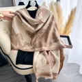 Sciarpa jacquard double-face con stampa di cavalli in finta cashmere color caramello - 190x65cm / Cachi