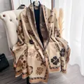 Châle élégant en imitation cachemire à motif trèfle et franges en beige et marron - Taille unique / Blanc Cassé