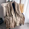Dettaglio dello scialle in maglia a motivi geometrici con eleganti frange - Cachi Chiaro