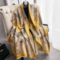 Elegante sciarpa in finto cashmere con stampa floreale gialla e nappe sul divano - Blocco di Colore Farfalla Botanico - Giallo