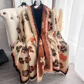 Détail d'un châle doux en cachemire avec motifs floraux vintage et bords à franges - Taille unique / Noir