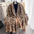 Dettaglio del motivo paisley su una calda sciarpa spessa con raffinate frange ai bordi - 185cm / Nero Beige