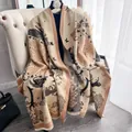 Scialle spesso effetto cashmere con stampe vintage di animali della foresta e frange - Blocco di Colore Farfalla Botanico - Beige