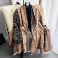 Dettaglio dello scialle jacquard paisley spesso con eleganti bordi sfilacciati - Cachi
