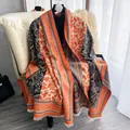 Scialle pashmina jacquard bohémien arancione e nero con morbide nappe a frangia - Arancione e Nero