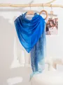 Scialle stampato paisley sfumato blu in tessuto leggero appeso a una gruccia in legno - Blu