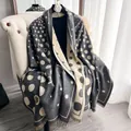 Sciarpa reversibile a pois con motivo a camelia e frange per l'autunno e l'inverno - Grigio
