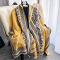 Scialle pashmina bohémien con motivo paisley giallo e grigio con dettagli frange - Giallo