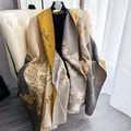 Dettaglio del motivo jacquard di bambù su sciarpa gialla e grigia con frange - Giallo