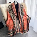 Dettaglio macro di sciarpa bohémien effetto cashmere con intricati motivi paisley arancioni - Grigio Arancione