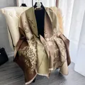 Dettaglio del motivo jacquard di bambù su sciarpa invernale con bordi a frange morbide - Verde