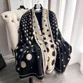 Sciarpa spessa in cashmere double-face a pois con nappe e motivi floreali di camelia - Nero