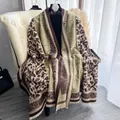 Dettaglio del motivo floreale paisley boho e frange su scialle morbido effetto cashmere - Verde