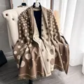 Sciarpa a pois marrone e beige in finto cashmere con frange per l'autunno e l'inverno - Cachi