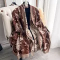 Sciarpa in cashmere con gatti spaziali e nappe, elegante scialle marrone per l'autunno - Marrone Caffè